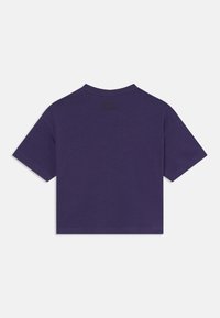 Lila kortärmad cropped t-shirt med en liten svart EA7 Emporio Armani-logotyp centrerad nära halsringningen på baksidan.