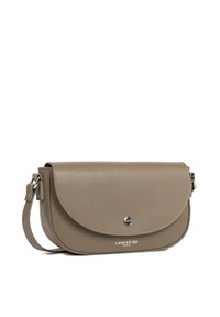 Borsa a tracolla in pelle beige con patta arrotondata, hardware argentato e logo impresso. Presenta una tracolla regolabile e una superficie texturizzata.