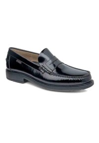 Mocasin de cuero negro con acabado suave, costuras decorativas y un diseño de escote ligeramente elevado. Presenta una suela de goma resistente.