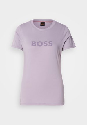 Lavendli lühikeste varrukatega ümar kaelusega T-särk, millel on rinnal "BOSS" kiri ja must silt oranži tekstiga kaela sisepinnal.