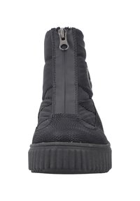 Bottine noire avec une tige synthétique matelassée, accents en cuir texturé, fermeture éclair sur le devant et semelle en caoutchouc épaisse avec des rainures verticales.