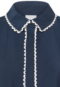 Guler de cămașă bleumarin cu fenta pentru nasturi, marginit cu dantelă albă cu bordură valurită.