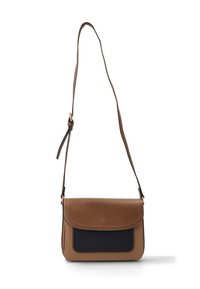 Bolso de hombro marrón y negro con forma rectangular, paneles lisos y texturizados, correa larga ajustable y cierre con solapa.