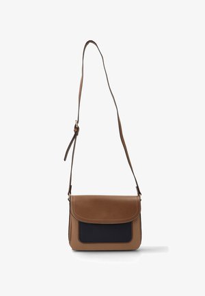 Bolso de hombro marrón y negro con forma rectangular, paneles lisos y texturizados, correa larga ajustable y cierre con solapa.