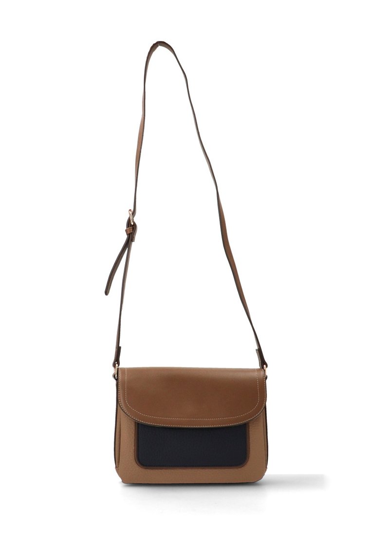 Bolso de hombro marrón y negro con forma rectangular, paneles lisos y texturizados, correa larga ajustable y cierre con solapa.