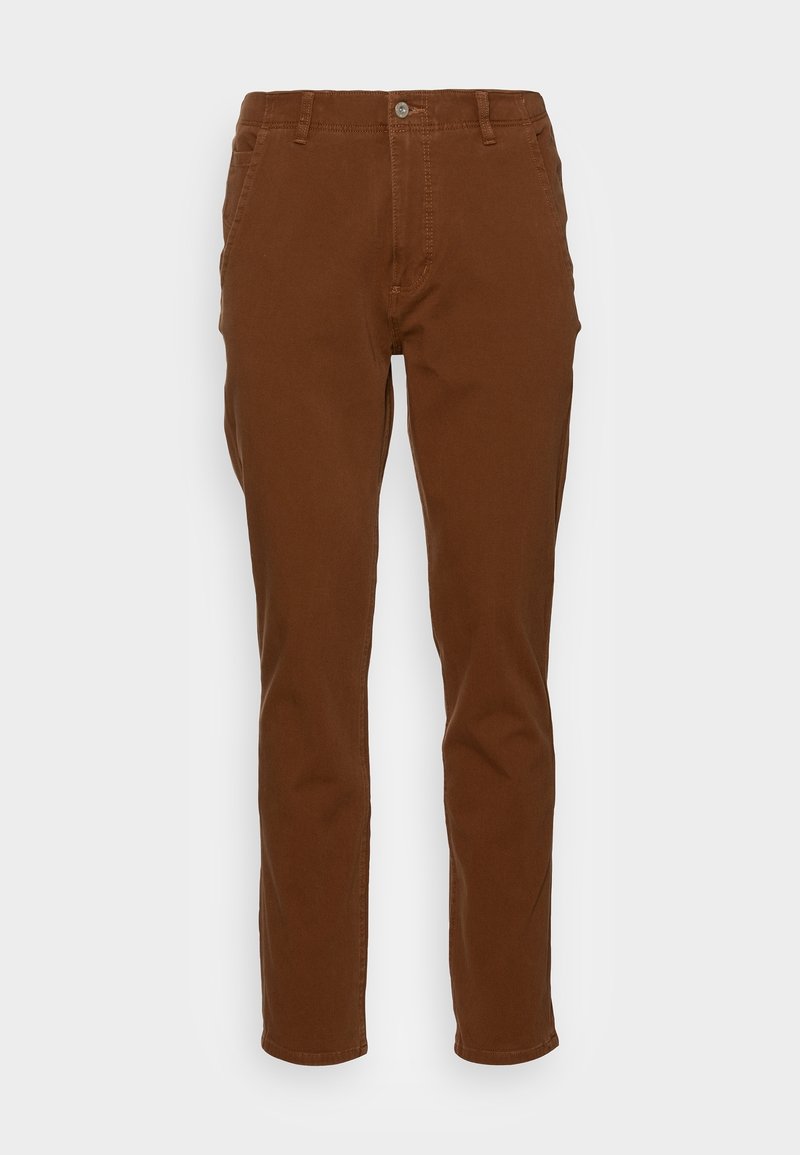 Chinos en coton marron avec une coupe droite, poches avant et fermeture à bouton. Texture lisse avec des détails de couture minimaux.