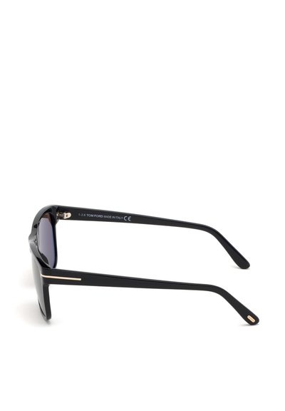 Gafas de sol negras con un acabado pulido, lentes rectangulares y un acento dorado en las patillas. El texto en el interior incluye "TOM FORD MADE IN ITALY."