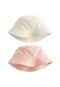 Två bucket hats: en i krämfärg och en ljusrosa, tillverkade av texturerat tyg, med en bred, nedåtlutande skärm och sömlig krone.