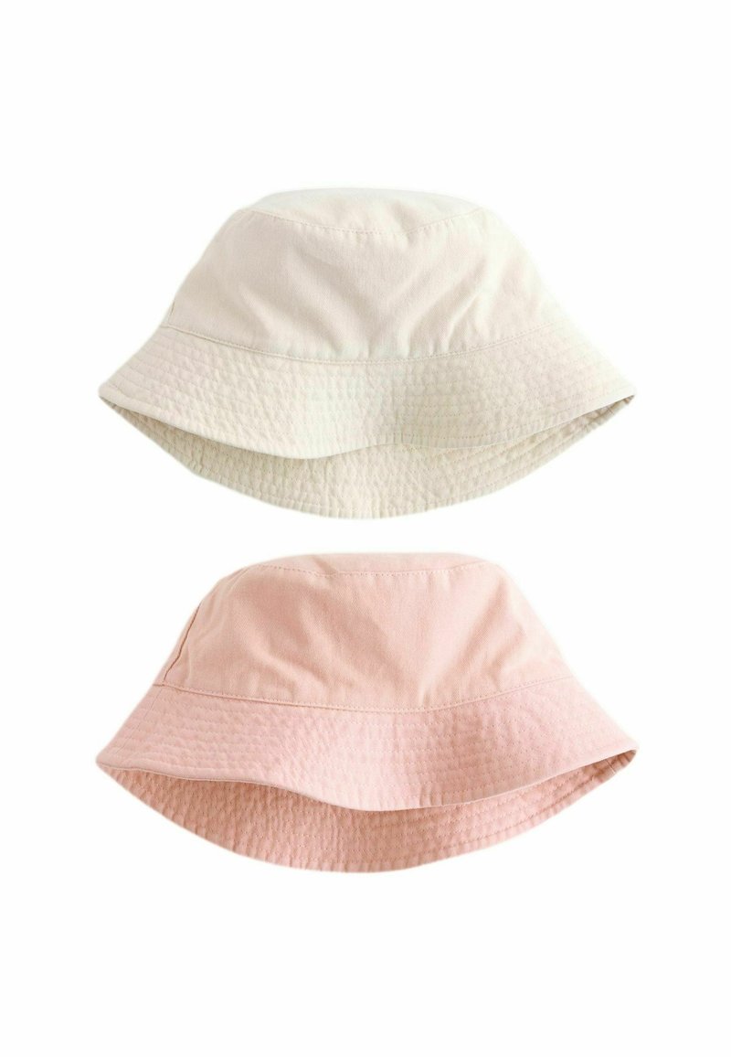Två bucket hats: en i krämfärg och en ljusrosa, tillverkade av texturerat tyg, med en bred, nedåtlutande skärm och sömlig krone.