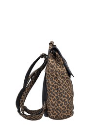 Mochila de estampado de leopardo con detalles en cuero negro y correas ajustables, mostrada en vista lateral sobre fondo blanco.