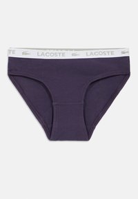 Γυναικεία μπικίνι εσώρουχα Lacoste σε σκούρο μοβ. Διαθέτουν μαλακό ύφασμα, λευκή ελαστική ζώνη μέσης με πράσινο λογότυπο. Κλασική κοπή briefs.