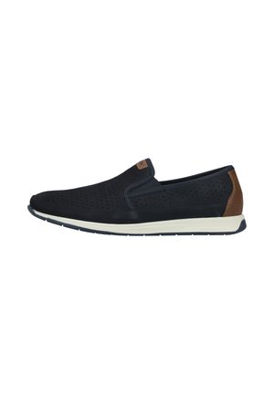 Chaussure décontractée noire à enfiler avec dessus perforé, semelle blanche et patch cuir marron au talon, montrée en profil sur fond blanc.