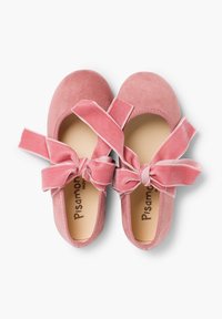 Ballerines en velours rose avec de larges rubans à nouer et un bout arrondi. Texture douce et semelle intérieure lisse avec le nom de la marque visible.