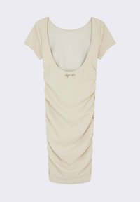 Robe beige à manches courtes avec un décolleté plongeant, texture froncée et un subtil emblème décoratif à l'avant, fabriquée en tissu côtelé.