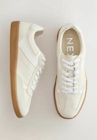 Hvide lædersneakers med en tekstureret overflade, der har en gummigummisål, hvide snørebånd og perforerede detaljer på tåboksen.