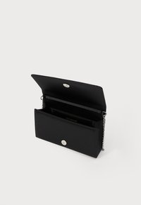 Borsa a tracolla nera con una texture liscia, hardware in argento e tracolla a catena. Presenta una chiusura a scatto e scomparti interni per carte.