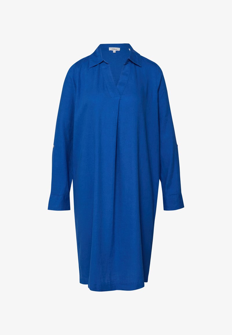 Długa koszula sukienka o długości do kolan w kolorze królewskiego niebieskiego, z kołnierzykiem, dekoltem w kształcie litery V i mankietami na guziki, prezentowana na białym tle.