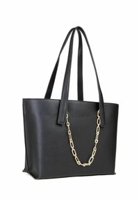 Borsa tote nera in pelle con due manici lunghi e un accento di catena dorata sulla parte anteriore. Texture liscia, forma strutturata, design minimalista.