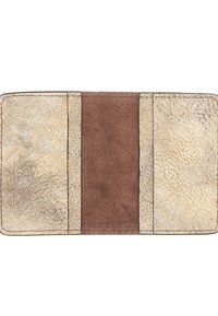 Portafoglio in pelle con texture oro e un pannello centrale in suede marrone. Presenta bordi cuciti e una finitura liscia su entrambi i lati.