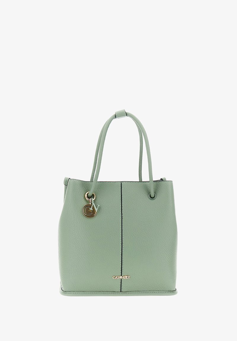 Vaaleanvihreä teksturoidusta nahasta valmistettu kassi, jossa on kaksi kahvaa ja kultainen brändilogo sekä riipus etuosassa.