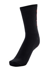 Czarna skarpetka do kostki z prążkowaną fakturą i jednolitym wzorem. Zawiera czerwony detal w postaci logo z boku. Wykonana z miękkiego, elastycznego materiału.