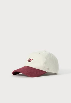 Casquette de baseball blanche et bordeaux avec un logo "NB" brodé à l'avant et "47" cousu sur le côté.