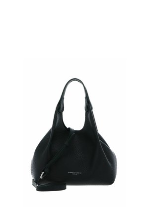 Bolso negro de piel granulada con un asa superior, correa de hombro extraíble y un pequeño logotipo de Gianni Chiarini.