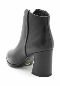 Czarny skórzany botek za kostkę z okrągłym noskiem, gładką fakturą i masywnym, wysokim obcasem. Posiada boczny zamek błyskawiczny dla łatwego zakupu.