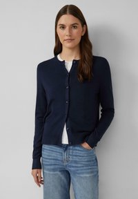 Navyblauwe cardigan van zacht materiaal, met een ronde halslijn, lange mouwen en knoopsluiting aan de voorkant.
