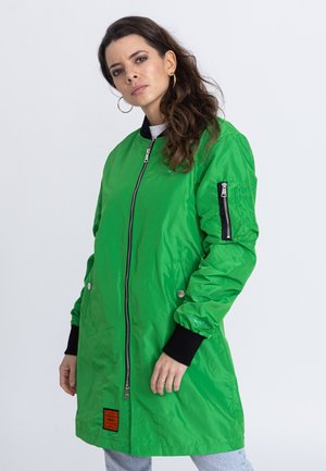 Groene nylon bomberjack met een ritszak op de mouw, ribbelboorden en drukknoopsluitingen; voorzien van een label aan de zoom.