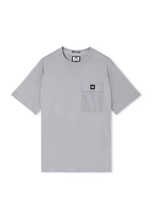 Lichtgrijs T-shirt met korte mouwen en een borstzakje aan de linkerkant voorzien van een klein zwart rechthoekig logoplaatje.