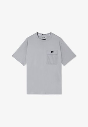 T-shirt a maniche corte grigio chiaro con una tasca sul petto sul lato sinistro con una piccola toppa nera rettangolare con logo.