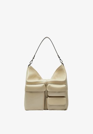 Borsa a tracolla in pelle beige con una singola tracolla, dotata di tre tasche frontali con patta di dimensioni varie per spazio extra.