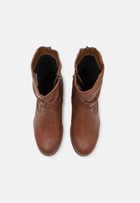 Botines de cuero marrón con un diseño ligeramente relajado, que cuentan con un acabado suave, forro interior y cremalleras laterales para un fácil uso.