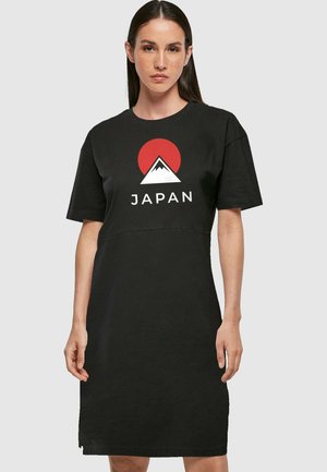 Čierne bavlnené šaty s krátkymi rukávmi, okrúhlym výstrihom a grafickým potlačou bielej hory a červeného slnka s nápisom "JAPONSKO."