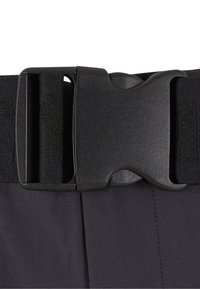 Fekete műanyag oldalsó kioldó csat, mely egy fekete, állítható nejlonszíjra van rögzítve, amely sötét szövethez csatlakozik.