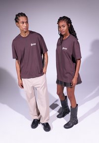 YOURTURN UNISEX - Triko s potiskem - brown