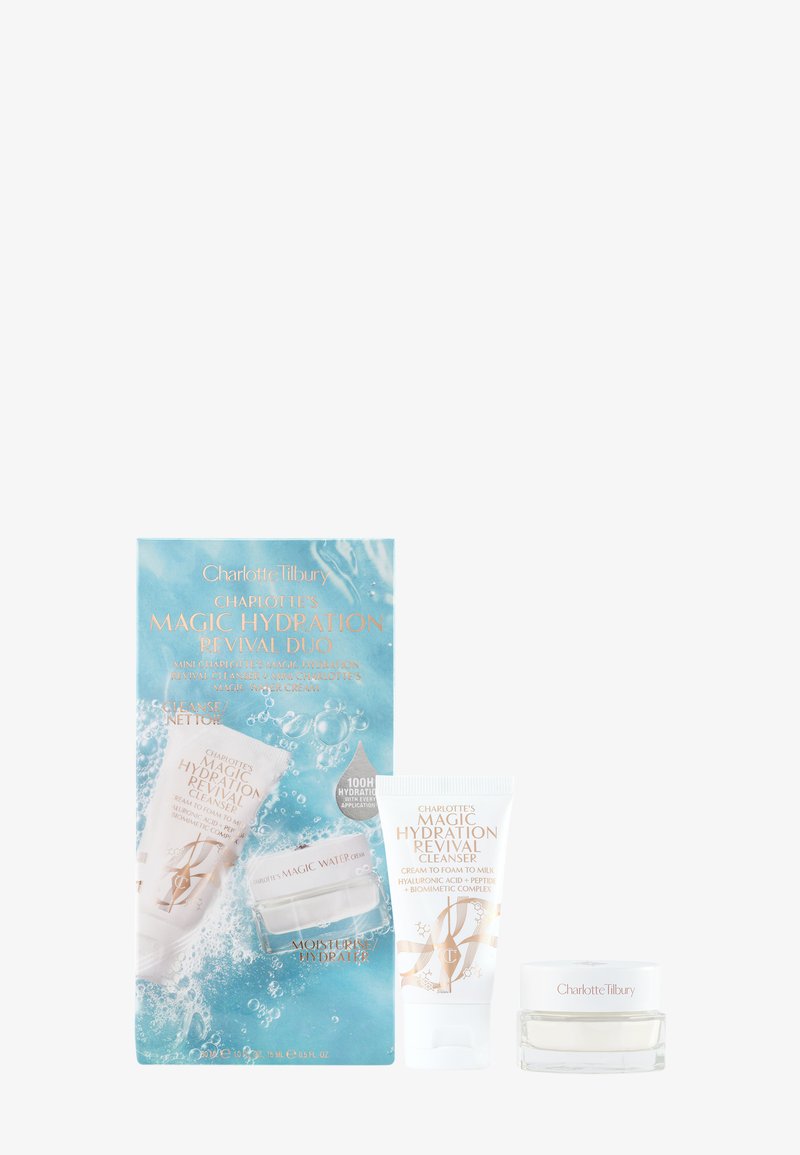 Duo de Revitalisation Magique Hydratante de Charlotte Tilbury, présentant un emballage bleu avec des graphismes aquatiques, comprend un nettoyant crème et une crème hydratante.