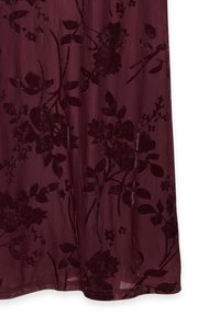 Bordeaux bloemenjurk met een zachte, doorschijnende textuur. Heeft een fluwelen bloemenpatroon met donkere accenten en een rechte zoom.