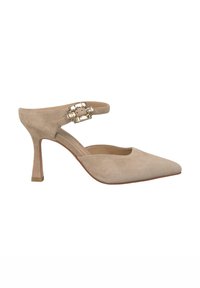 Zapato de tacón de ante beige con puntera afilada, correa en el tobillo adornada con piedras preciosas transparentes y un tacón delgado y acampanado.