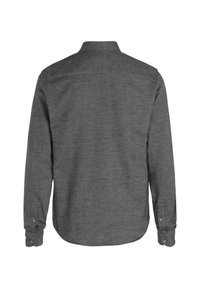 Camicia a maniche lunghe in tessuto grigio scuro, con colletto standard, polsini con bottone e una superficie texturizzata. La vista posteriore mostra una vestibilità liscia.