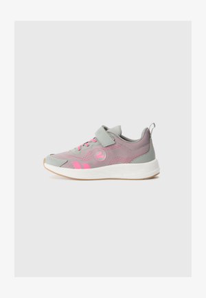 Chaussure de sport grise et rose avec une tige en maille, semelle en caoutchouc, sangle réglable et lacets. Présente un motif texturé et des détails de logo.