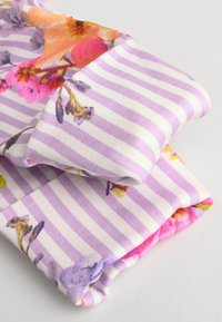 Gėlių audinys, demonstruojantis ryškias spalvas ant dryžuoto levandų ir baltos spalvos fono. Minkšta tekstūra, su sukamais kraštais ir ryškiomis raštais.