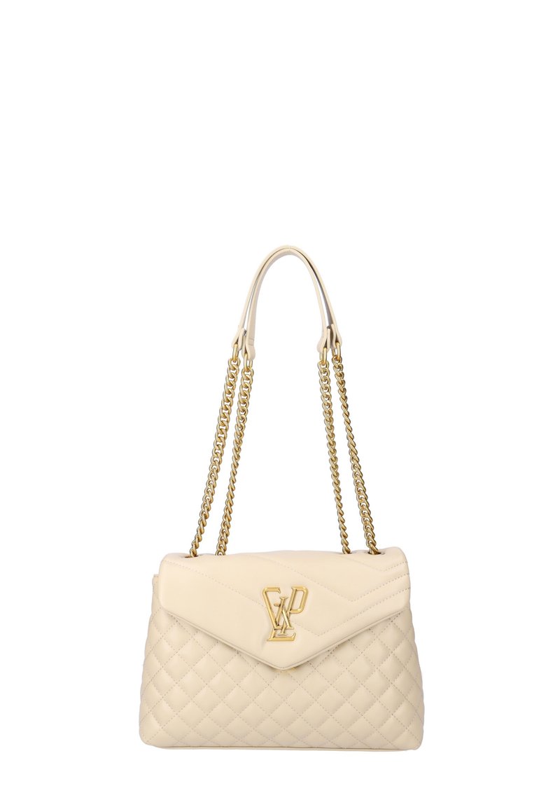 Borsa in crema trapuntata con catene dorate e accento con logo. Presenta una forma strutturata e una chiusura a pattina.