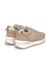 Sneakers in suede beige con accenti metallici, dettagli borchiati e una spessa suola bianca. Presentano un design arrotondato e un interno imbottito.