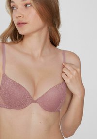 Mauve kanten beha met beugels, voorzien van voorgevormde cups, verstelbare bandjes en een bloemenpatroon. Gladde textuur met een naadloos ontwerp.