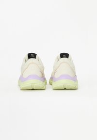 Ελαφριά αθλητικά παπούτσια τρεξίματος σε κρέμ χρώμα με υφασμάτινο επάνω μέρος με υφή. Διαθέτουν μωβ και πράσινα αξεσουάρ στη σόλα και στο πίσω μέρος.