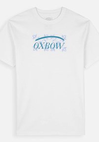 Camiseta de algodón blanca con un logo azul "OXBOW" rodeado de acentos florales azul claro. Diseño de manga corta y cuello redondo.