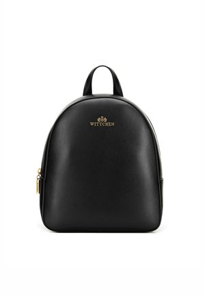 Černý kožený batoh Wittchen s kulatým vrcholem, zlatým zipem a logem, a jedním nosným uchem na bílém pozadí.