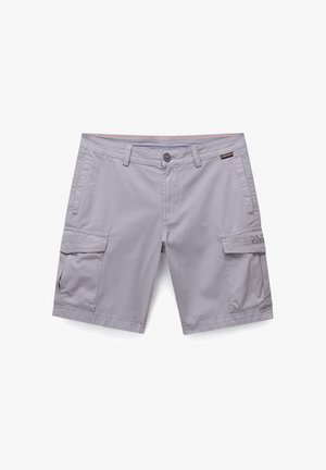 Světle šedé cargo šortky vyrobené z lehkého materiálu. Mají dvě boční kapsy, z nichž jedna má klopu, a zapínání na knoflík v pase.